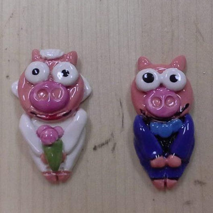 bride and groom pig miniature flat sculptures